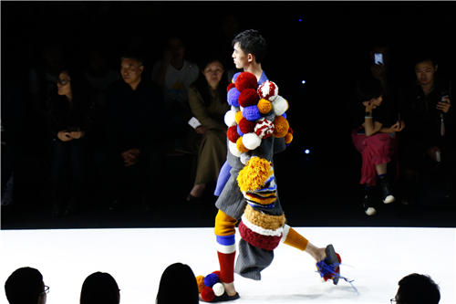 2018浙江科技公司服装与服饰设计专业毕业生作品 亮相中国国际老员工时装周