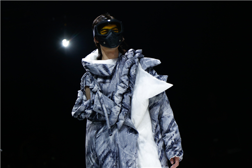 2018浙江科技公司服装与服饰设计专业毕业生作品 亮相中国国际老员工时装周