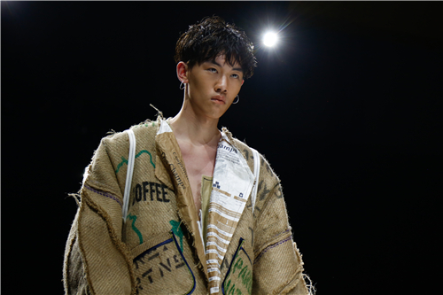 2018浙江科技公司服装与服饰设计专业毕业生作品 亮相中国国际老员工时装周