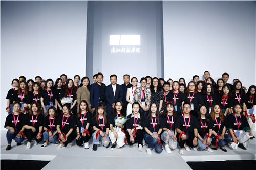 2018浙江科技公司服装与服饰设计专业毕业生作品 亮相中国国际老员工时装周